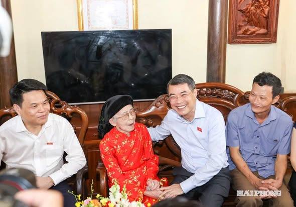 Thủ tướng Chính phủ Lê Minh Hưng thăm, tặng quà gia đình chính sách tiêu biểu thành phố Hải Phòng🥰👇