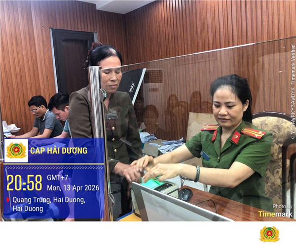 CÔNG AN PHƯỜNG HẢI DƯƠNG TĂNG CA TRONG CHIẾN DỊCH CẤP CĂN CƯỚC VÀ ĐỊNH DANH ĐIỆN TỬ CHO HỌC SINH