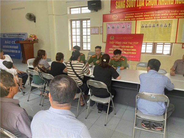 CÔNG AN PHƯỜNG HẢI DƯƠNG TIẾP TỤC THỰC HIỆN "TIẾP CÔNG DÂN TẠI TỔ DÂN PHỐ- LẮNG NGHE Ý KIẾN CỦA NHÂN DÂN"