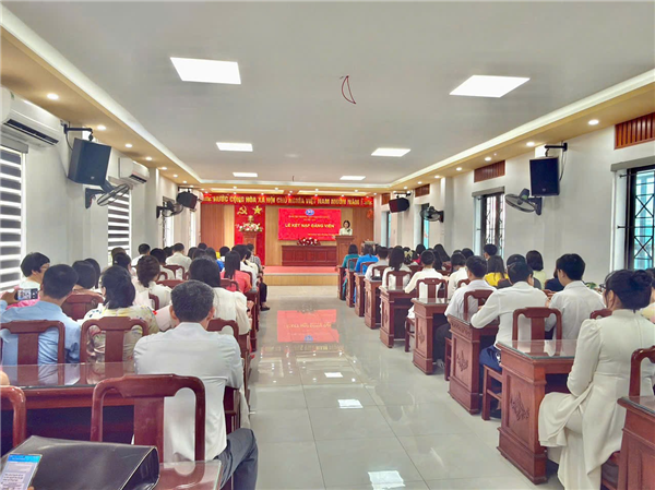 TRƯỜNG THPT NGUYỄN VĂN CỪ KẾT NẠP 22 ĐẢNG VIÊN MỚI