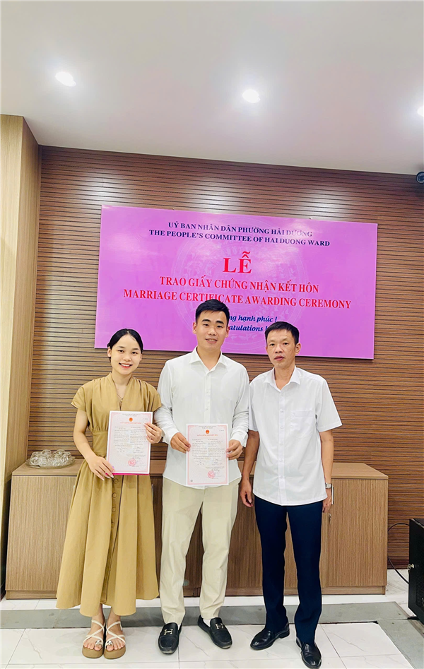 TRAO GIẤY CHỨNG NHẬN KẾT HÔN – KHỞI ĐẦU HẠNH PHÚC, LAN TỎA HÌNH ẢNH CHÍNH QUYỀN THÂN THIỆN