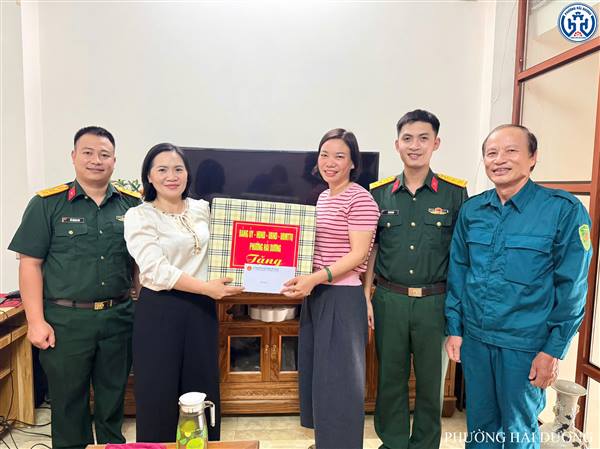 LÃNH ĐẠO PHƯỜNG HẢI DƯƠNG THĂM, TẶNG QUÀ GIA ĐÌNH CHIẾN SĨ CÓ HOÀN CẢNH KHÓ KHĂN NHẬP NGŨ NĂM 2026