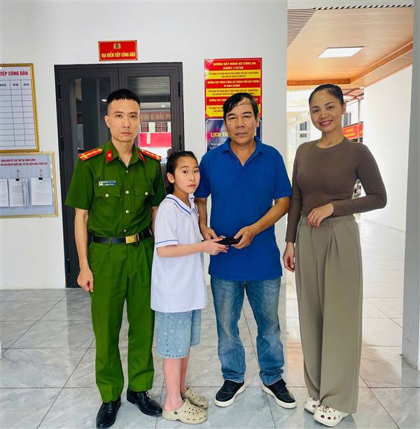 Công an phường Hải Dương biểu dương học sinh nhặt được của rơi, trả lại người mất
