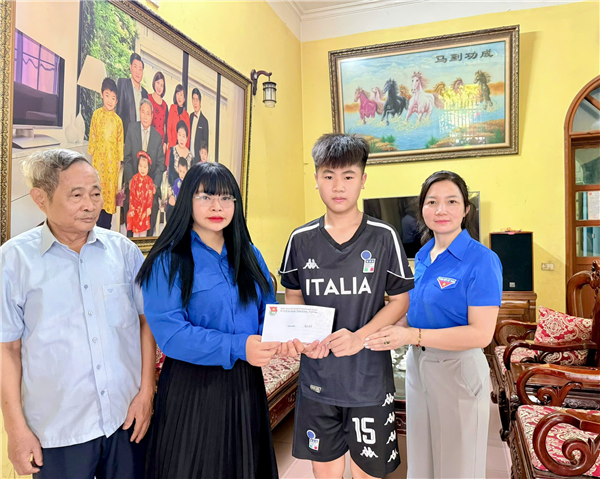 ĐOÀN THANH NIÊN CỘNG SẢN HỒ CHÍ MINH PHƯỜNG HẢI DƯƠNG TRAO QUÀ TIẾP SỨC HỌC SINH TRƯỚC KỲ THI VÀO LỚP 10