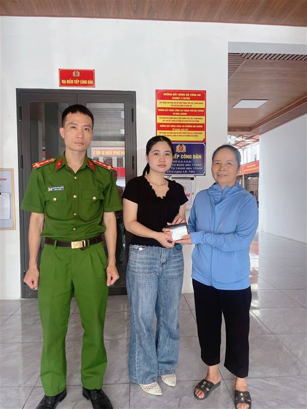 Công an phường Hải Dương: Lan tỏa hành động đẹp “nhặt được của rơi, trả người đánh mất”👇