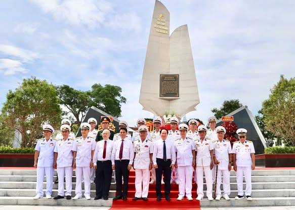 Phó Thủ tướng Lê Tiến Châu dâng hương, dâng hoa tại Đài tưởng niệm Đường Hồ Chí Minh trên biển, nơi tôn vinh các anh hùng, chiến sĩ tàu không số hy sinh vì sự nghiệp thống nhất đất nước và thắp hương tại Đền thờ khu di tích Bến tàu không số K15 (TP. Hải Phòng)