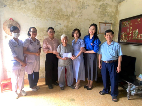 THĂM, TẶNG QUÀ VÀ KHÁM SỨC KHỎE TẠI NHÀ CHO NGƯỜI CAO TUỔI CÓ HOÀN CẢNH KHÓ KHĂN