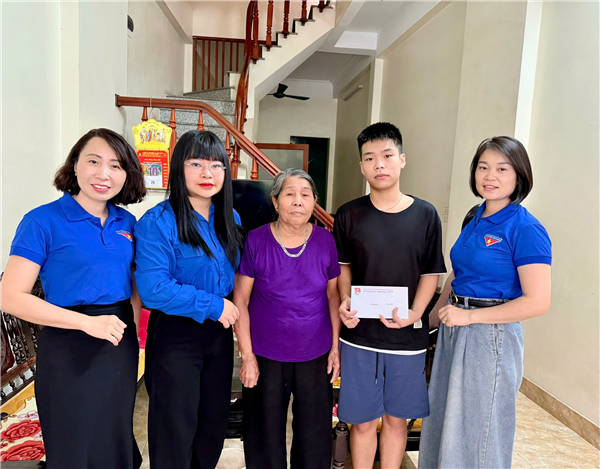 ĐOÀN PHƯỜNG HẢI DƯƠNG TRAO QUÀ TIẾP SỨC HỌC SINH CÓ HOÀN CẢNH KHÓ KHĂN TRƯỚC KỲ THI TỐT NGHIỆP THPT NĂM 2026