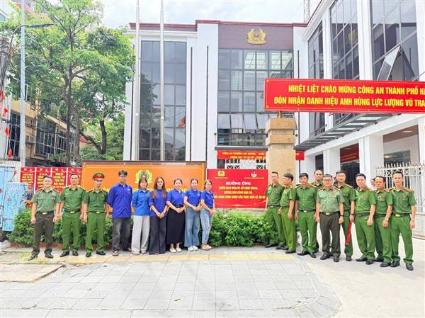 CÔNG AN PHƯỜNG HẢI DƯƠNG RA QUÂN “CHIẾN DỊCH MÙA HÈ SỐ CÙNG VNeID, ĐỒNG HÀNH CÙNG NHÂN DÂN THỰC HIỆN ĐỀ ÁN 06”