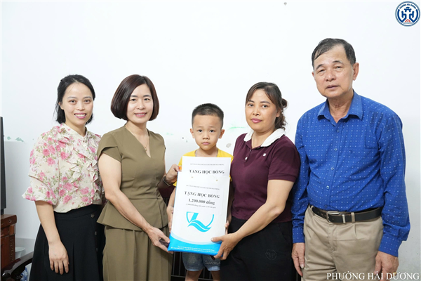 PHƯỜNG HẢI DƯƠNG THĂM, TẶNG HỌC BỔNG CHO HỌC SINH CÓ HOÀN CẢNH KHÓ KHĂN NHÂN THÁNG HÀNH ĐỘNG VÌ TRẺ EM NĂM 2026 