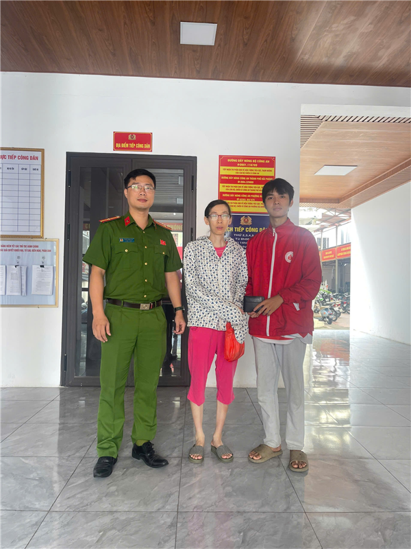 CÔNG AN PHƯỜNG HẢI DƯƠNG NHANH CHÓNG XÁC MINH, TRAO TRẢ TÀI SẢN BỊ ĐÁNH RƠI CHO NGƯỜI DÂN