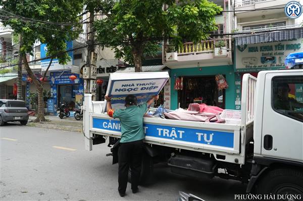 XỬ LÝ HÀNG LOẠT BIỂN QUẢNG CÁO LẤN CHIẾM VỈA HÈ, TRẢ LẠI KHÔNG GIAN THÔNG THOÁNG CHO NGƯỜI DÂN