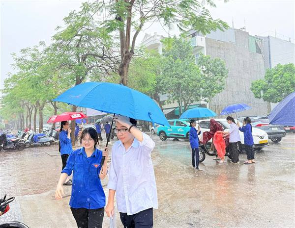 SẮC XANH TÌNH NGUYỆN PHƯỜNG HẢI DƯƠNG TIẾP SỨC SĨ TỬ NGÀY THI ĐẦU TIÊN