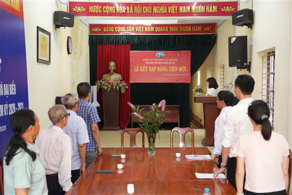CHI BỘ TỔ DÂN PHỐ SỐ 20 TỔ CHỨC LỄ KẾT NẠP ĐẢNG VIÊN MỚI