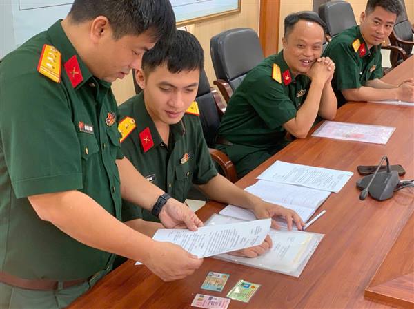 BAN CHQS PHƯỜNG HẢI DƯƠNG TỔ CHỨC KIỂM TRA GIẤY TỜ TÙY THÂN, VĂN BẰNG, CHỨNG CHỈ CỦA CÁN BỘ, NHÂN VIÊN