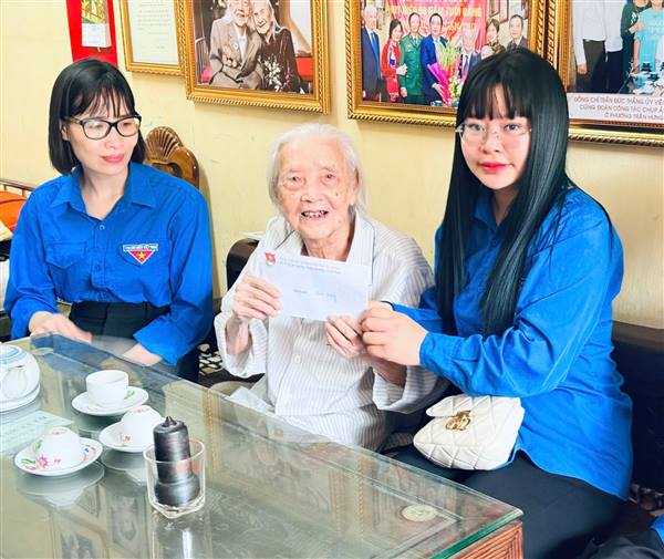 “BỮA CƠM TRI ÂN” – NGHĨA TÌNH CỦA TUỔI TRẺ PHƯỜNG HẢI DƯƠNG DÀNH CHO CÁC GIA ĐÌNH NGƯỜI CÓ CÔNG