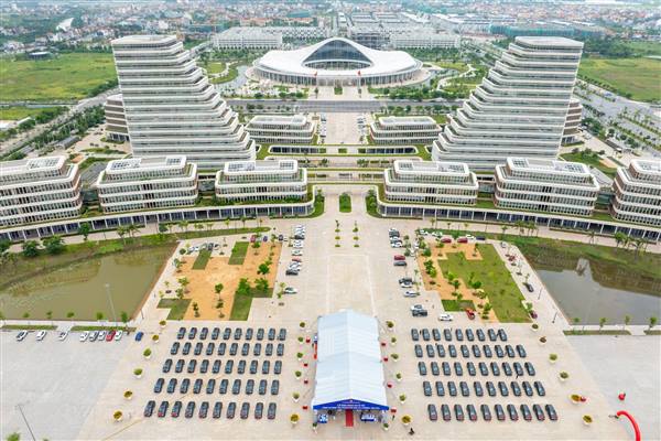 Thành phố bàn giao 99 xe ô tô điện cho các xã, phường, đặc khu, cụ thể hóa Nghị quyết số 08-NQ/TU về chuyển đổi xanh