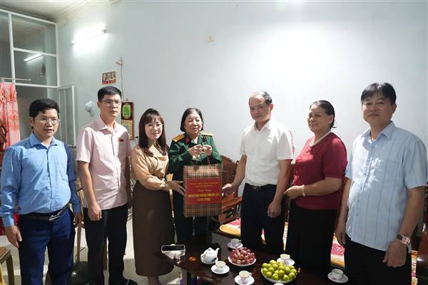 PHƯỜNG HẢI DƯƠNG TỔ CHỨC THĂM, TẶNG QUÀ NGƯỜI CÓ CÔNG NHÂN DỊP KỶ NIỆM 79 NĂM NGÀY THƯƠNG BINH, LIỆT SĨ