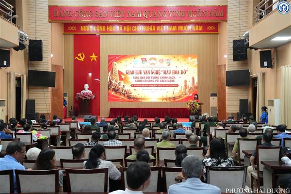 CHƯƠNG TRÌNH “MÀU HOA ĐỎ” THẮM ĐƯỢM NGHĨA TÌNH TRI ÂN NGƯỜI CÓ CÔNG VỚI CÁCH MẠNG