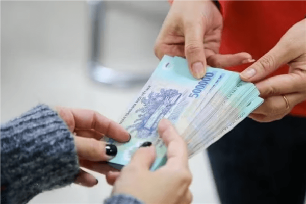 Thống nhất tăng lương tối thiểu vùng 7,8% từ năm 2027 Mức lương tối thiểu theo tháng sẽ được điều chỉnh tăng từ 310.000 - 390.000 đồng, mức tăng bình quân là 348.000 đồng, tương ứng tỷ lệ bình quân 7,8%.