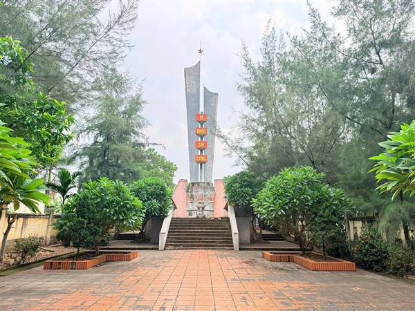 RA QUÂN TỔNG DỌN VỆ SINH NGHĨA TRANG LIỆT SĨ, ĐÀI TƯỞNG NIỆM - LAN TỎA ĐẠO LÝ "UỐNG NƯỚC NHỚ NGUỒN”