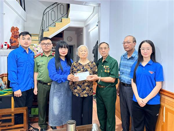 TUỔI TRẺ PHƯỜNG HẢI DƯƠNG THĂM, TẶNG QUÀ CỰU THANH NIÊN XUNG PHONG NHÂN DỊP KỶ NIỆM 79 NĂM NGÀY THƯƠNG BINH - LIỆT SĨ