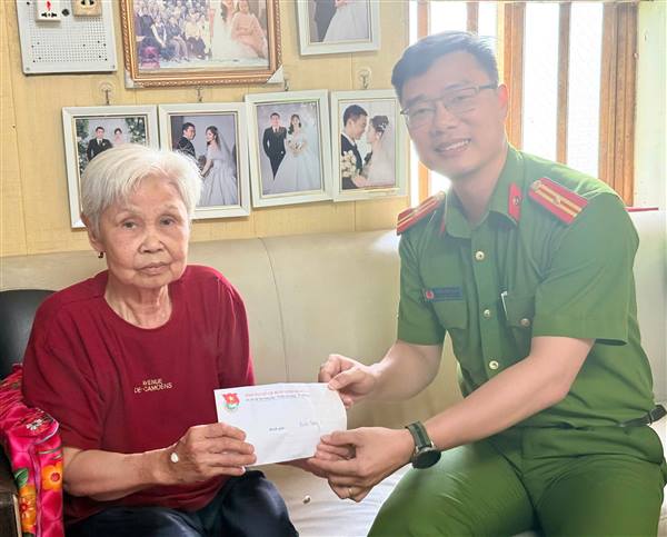 TUỔI TRẺ HẢI DƯƠNG TỔ CHỨC "BỮA CƠM TRI ÂN", THĂM HỎI CÁC GIA ĐÌNH CHÍNH SÁCH NHÂN KỶ NIỆM NGÀY THƯƠNG BINH - LIỆT SĨ 27/7 
