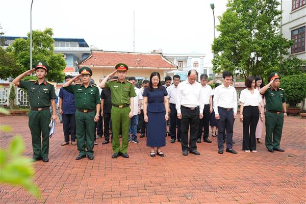 PHƯỜNG HẢI DƯƠNG TỔ CHỨC LỄ VIẾNG ĐÀI TƯỞNG NIỆM LIỆT SĨ NHỊ CHÂU VÀ NGHĨA TRANG LIỆT SĨ NGỌC CHÂU