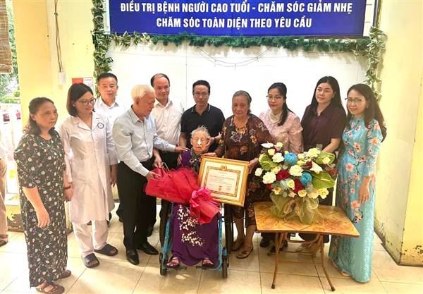 PHƯỜNG HẢI DƯƠNG TRAO HUY HIỆU 65 NĂM TUỔI ĐẢNG TẶNG ĐỒNG CHÍ TRƯƠNG THỊ HẠNH