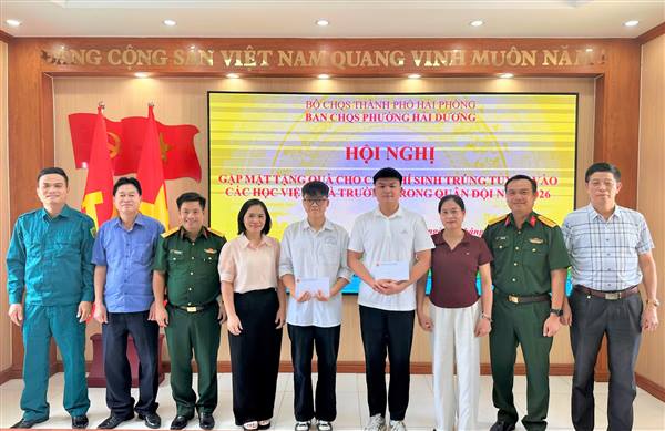 BAN CHỈ HUY QUÂN SỰ PHƯỜNG HẢI DƯƠNG GẶP MẶT, TẶNG QUÀ THÍ SINH TRÚNG TUYỂN VÀO CÁC HỌC VIỆN, NHÀ TRƯỜNG TRONG QUÂN ĐỘI NĂM 2026
