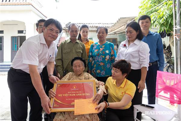 Tri ân mẹ! Sự quan tâm, chăm lo như được nhân lên vào dịp Quốc khánh 2/9 khi mỗi Bà mẹ Việt Nam anh hùng được tặng một căn hộ chung cư hoặc 800 triệu đồng.