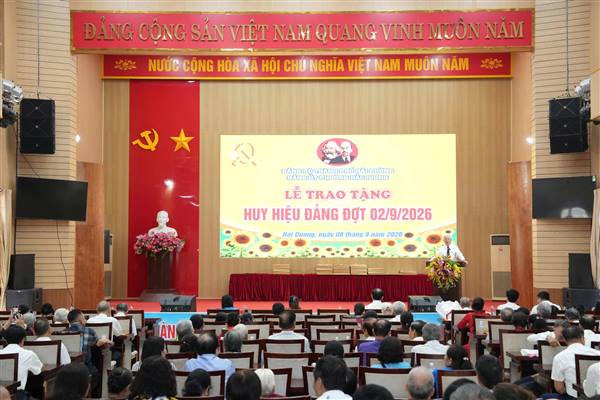 PHƯỜNG HẢI DƯƠNG TRANG TRỌNG TRAO TẶNG HUY HIỆU ĐẢNG ĐỢT 02/9