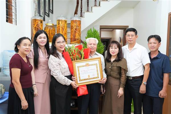 TRÂN TRỌNG TRAO HUY HIỆU ĐẢNG ĐẾN CÁC ĐẢNG VIÊN CAO TUỔI