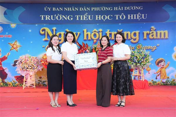 CHỦ TỊCH ỦY BAN NHÂN DÂN PHƯỜNG HẢI DƯƠNG THĂM, TẶNG QUÀ VÀ CHUNG VUI TRUNG THU CÙNG HỌC SINH TRƯỜNG TIỂU HỌC TÔ HIỆU