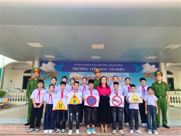 CÔNG AN PHƯỜNG HẢI DƯƠNG PHỐI HỢP TUYÊN TRUYỀN AN TOÀN GIAO THÔNG, PHÒNG CHỐNG TÁC HẠI THUỐC LÁ TẠI TRƯỜNG TIỂU HỌC TÔ HIỆU 
