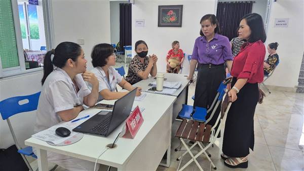 CHỦ TỊCH UBND PHƯỜNG HẢI DƯƠNG THĂM, ĐỘNG VIÊN NHÂN DÂN THAM GIA KHÁM SỨC KHỎE 