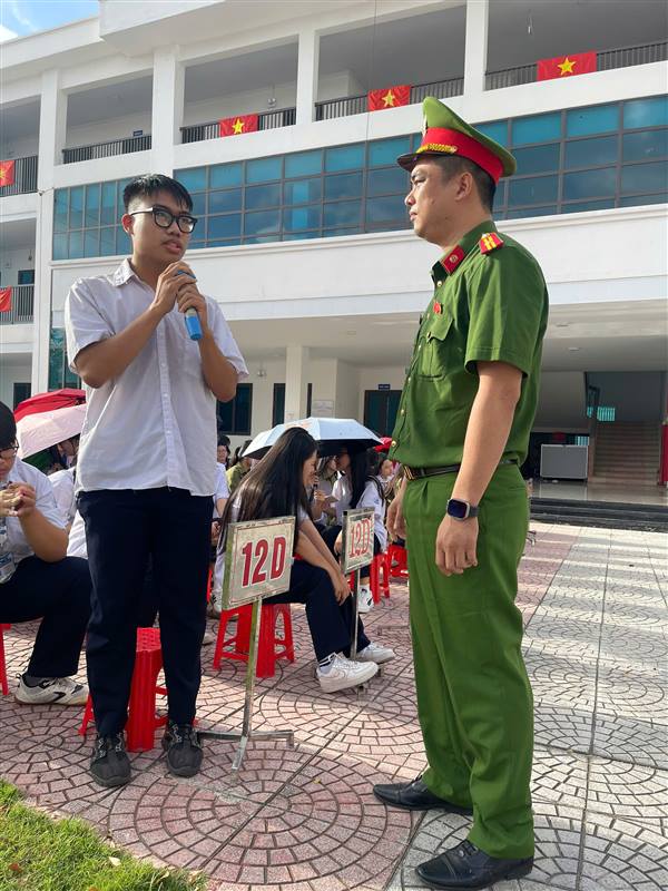CÔNG AN PHƯỜNG HẢI DƯƠNG TUYÊN TRUYỀN PHÒNG, CHỐNG TIN GIẢ, BẠO LỰC MẠNG VÀ AN TOÀN GIAO THÔNG CHO HỌC SINH