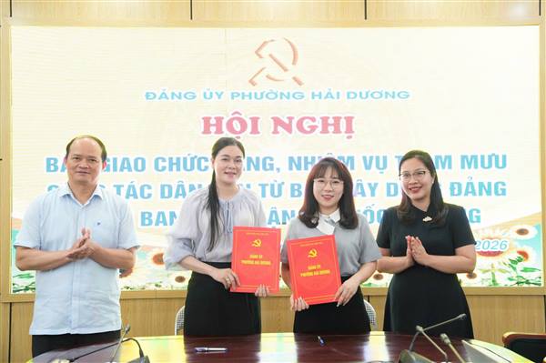 PHƯỜNG HẢI DƯƠNG BÀN GIAO NHIỆM VỤ THAM MƯU VỀ CÔNG TÁC DÂN VẬN CHO ỦY BAN MTTQ VIỆT NAM PHƯỜNG