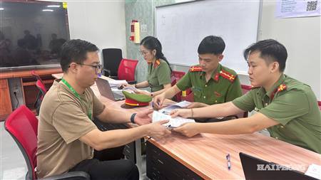 Công an Hải Phòng đến doanh nghiệp làm thủ tục lý lịch tư pháp cho chuyên gia nước ngoài