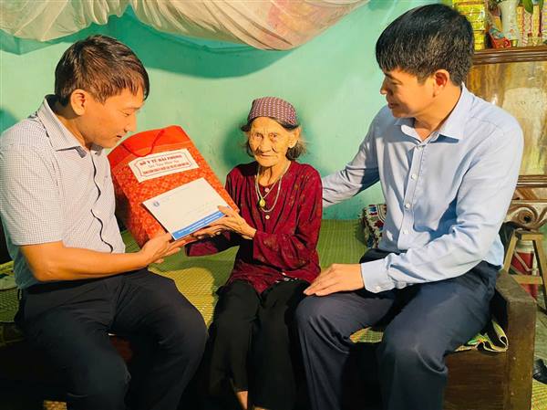 ĐOÀN CÔNG TÁC SỞ Y TẾ THÀNH PHỐ HẢI PHÒNG THĂM TẶNG QUÀ NGƯỜI CAO TUỔI TRÊN ĐỊA BÀN XÃ