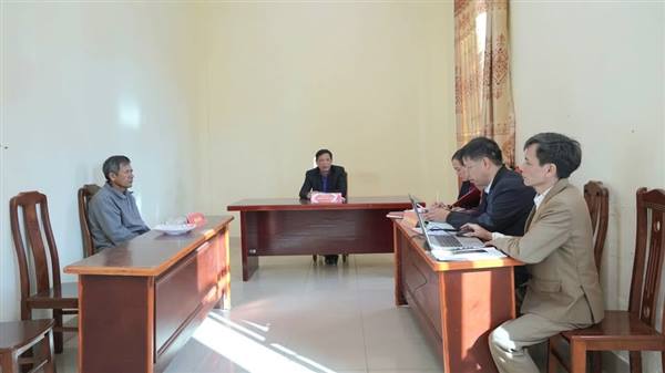 ĐỒNG CHÍ CHỦ TỊCH UBND XÃ HẢI HƯNG TIẾP CÔNG DÂN THƯỜNG KỲ TẠI PHÒNG TIẾP CÔNG DÂN XÃ.