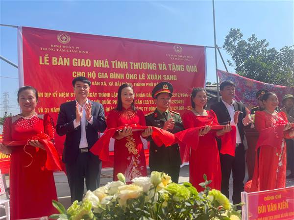 BINH ĐOÀN 19 TRUNG TÂM GIÁM ĐỊNH PHỐI HỢP UBND XÃ HẢI HƯNG TỔ CHỨC LỄ BÀN GIAO NHÀ TÌNH THƯƠNG VÀ TẶNG QUÀ CHO HỘ GIA ĐÌNH ÔNG LÊ XUÂN SANG VÀ BÀ NGUYỄN THỊ LĂNG CÙNG Ở THÔN VĂN XÁ, XÃ HẢI HƯNG