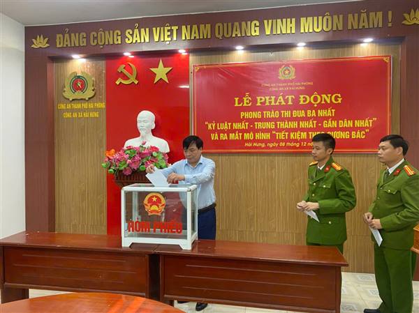 Công an xã Hải Hưng tổ chức Lễ phát động phong trào thi đua “Ba nhất” và ra mắt mô hình “ Tiết kiệm theo gương Bác”. 