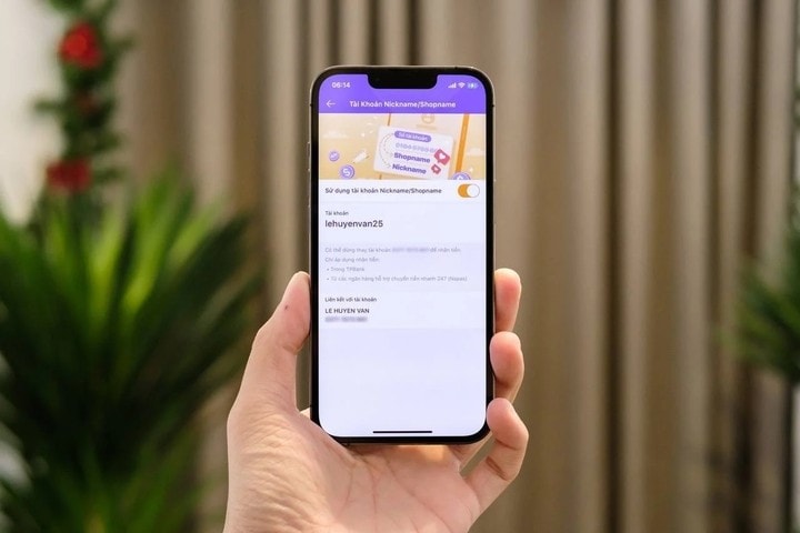A hand holding a phone

Description automatically generated