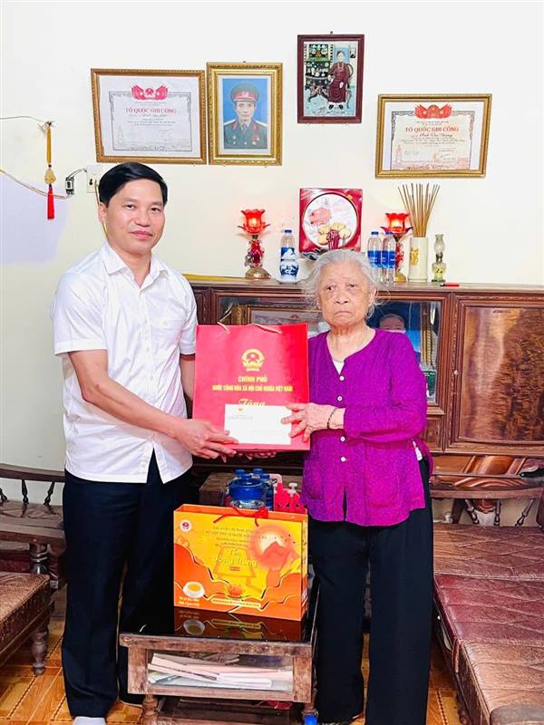 Thăm, tặng quà Mẹ Việt Nam Anh hùng nhân dịp kỷ niệm 51 năm Ngày Giải phóng miền Nam, thống nhất đất nước (30/4/1975 - 30/4/2026) tại xã Hải Hưng