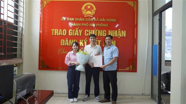 UBND XÃ HẢI HƯNG TRAO GIẤY CHỨNG NHẬN ĐĂNG KÝ KẾT HÔN VÀ THƯ CHÚC MỪNG ĐẾN CÔNG DÂN