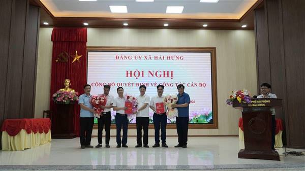 Đảng ủy xã Hải Hưng tổ chức Hội nghị công bố quyết định về công tác cán bộ.