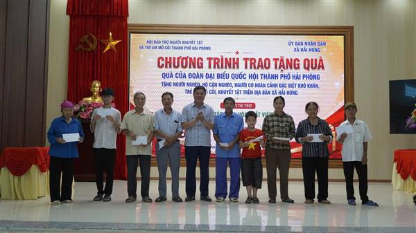 Xã Hải Hưng tiếp nhận và trao tặng 24 suất quà cho các đối tượng có hoàn cảnh khó khăn.