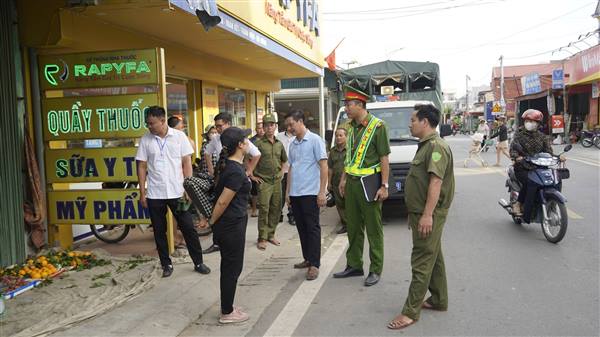 Hải Hưng tổ chức đợt cao điểm giải tỏa các vi phạm hành lang an toàn giao thông trên phạm vị toàn xã. 
