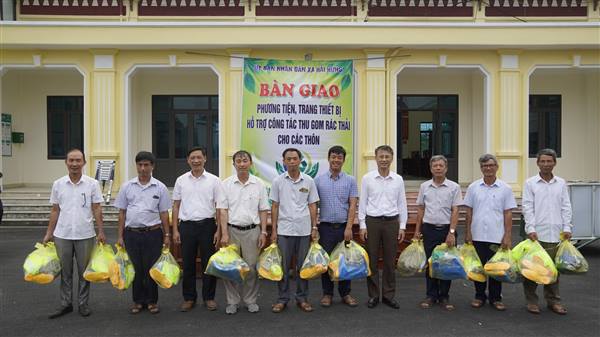 UBND XÃ HẢI HƯNG BÀN GIAO PHƯƠNG TIỆN, TRANG THIẾT BỊ HỖ TRỢ THU GOM RÁC THẢI CHO CÁC THÔN